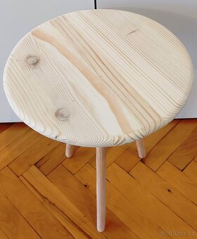 Květinový stolek na trojnožce.,, - 2