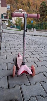 Růžová koloběžka- blikající kola - 2