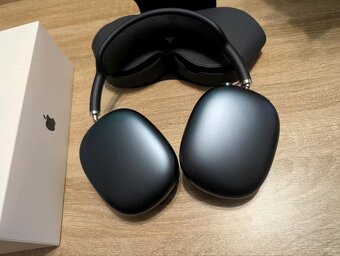Sluchátka AirPods Max v barvě „Midnight“ s konektorem USB-C. - 2