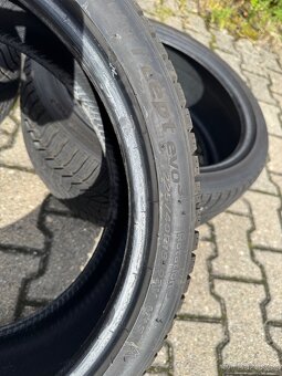 Pěkné zimní pneu Hankook 225/40R18 92V, rok 2022 - 2