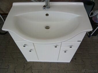 stolek umyvadlo zrcadlo - 2