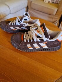 KOŽENÉ BOTY ZNAČKA ADIDAS HNĚDÉ S ORANŽOVOU BARVOU - 2