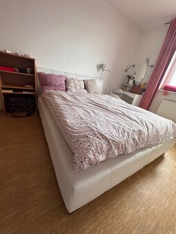 Kožená postel s roštem a matrací, dřevěné nohy - 2