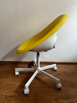 IKEA otočná žlutá židle - 2