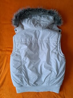 teplá vesta s odep. kapucí i kožešinou, vel. S zn. H-Fashion - 2