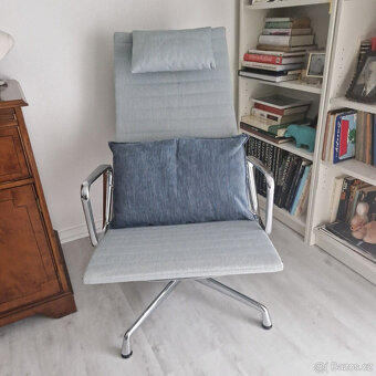 Křeslo VITRA Eames EA 124125 s podnožkou - 2