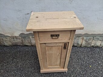 STAROŽITNÝ ZRESTAROVANÝ STOLEK - 2