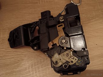 Levý přední zámek VW 3b0837867 - 2