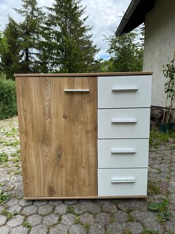Komoda dvoubarevná bílá / dub, 4 šuplíky + 1 dvířka - 2