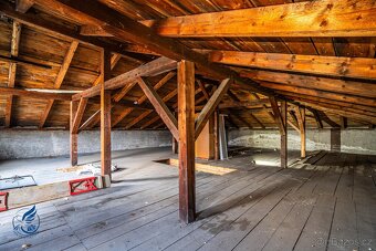 Prodej prostorných skladů / hal 2500 m² - 2