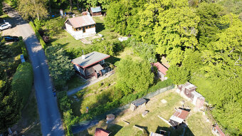 Prodej stavebního pozemku s chatou o výměře 457 m² v malebné - 2