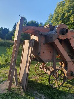 Historická mlátička na obilí - 2