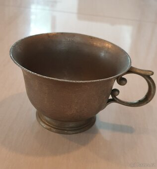 Starožitný kovový šálek - 2