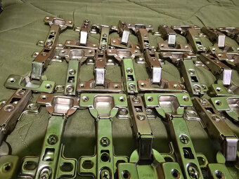 Predam pánty a uchytky - 2