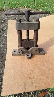 Svěrák na trubky - 2