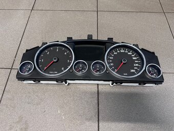 VW Touareg budíky přístrojová deska tachometr - 2