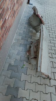 Prodám pravý a levý přední blatník s podběhem na Wartburga. - 2