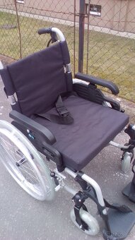 INVALIDNÍ VOZÍK 47 cm-ZADNÍ BRZDY-lze zaslat po ČR - - 2