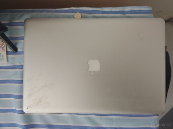 Macbook a malá tv Sencor - 2