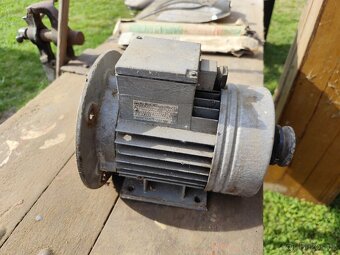 Elektromotor s oboustrannou hřídelí - 2