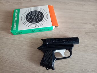 Stará plastová pistolka ČSSR - 2