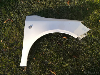 Blatníky přední na Škoda Fabia 2 předfacelift bílá 1026 - 2