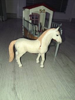 Malá stáj Schleich 42368 - 2