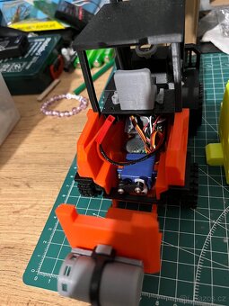 Stavebnice rc vysokozdvižky - 2