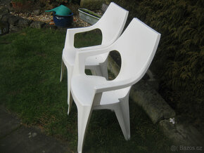 Prodám dvě bílé plastové židle z balkonu-TOP stav. - 2