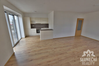 Pronájem bytu 1+kk s terasou a vyhrazeným parkovacím stáním, - 2