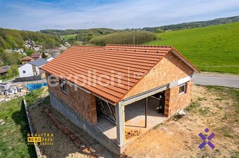 Prodej rodinného domu, obytná plocha 114 m2, pozemek 927 m2 - 2