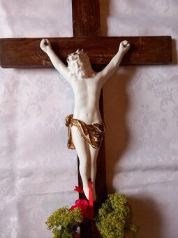 Kříž s porcelánovým Kristem na chalupu - 2