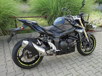 SUZUKI GSR750 - 2