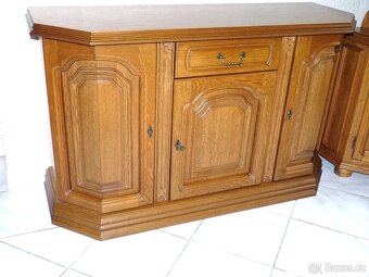 rustikální třídveřová komoda se šuplíky - 2