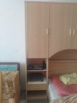 Horní rám se skříňkami nad manželskou postel 180 cm – levně - 2