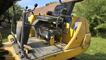 Komatsu PC10N-7 bagr, pásy - 2