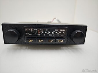 Staré autorádio do veterána Tesla. - 2