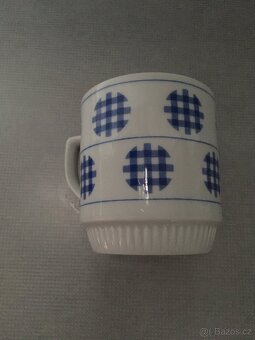 Retro hrnek s vroubky - modrá záplata - 2