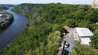 Jedinečný rozestavěný dům s výhledem na Vltavu a investičním - 2
