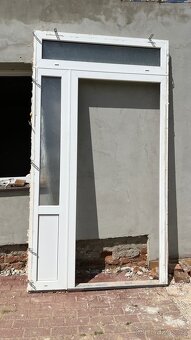 REZERVOVANO Vchodové plastové dveře se světlíkem - 2
