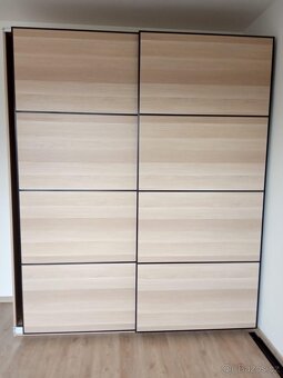 Velká šatní skříňka - 2