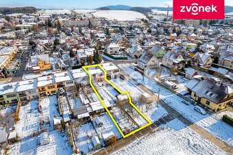 Prodej řadového rodinného domu s garáží a zahradou ve Sla... - 2