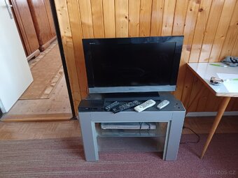 Televize, se top box, stolek a DVD přehrávač - 2
