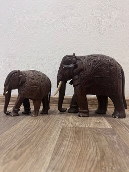 Ručně vyřezávání sloni  - sada ( 20cm + mládě) - 2