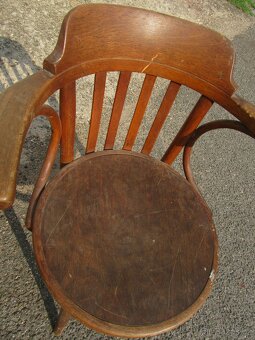 Nabízím stará polokřesla Thonet . Na renovaci. Jen co je a f - 2