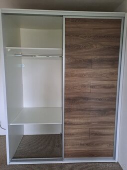 Vestavná skříň s posuvnými dveřmi - 2