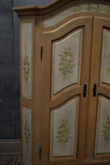 Šatní skříň zdobená - 2