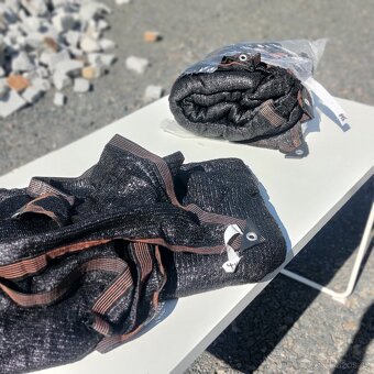 stínicí tkanina s oky - 2