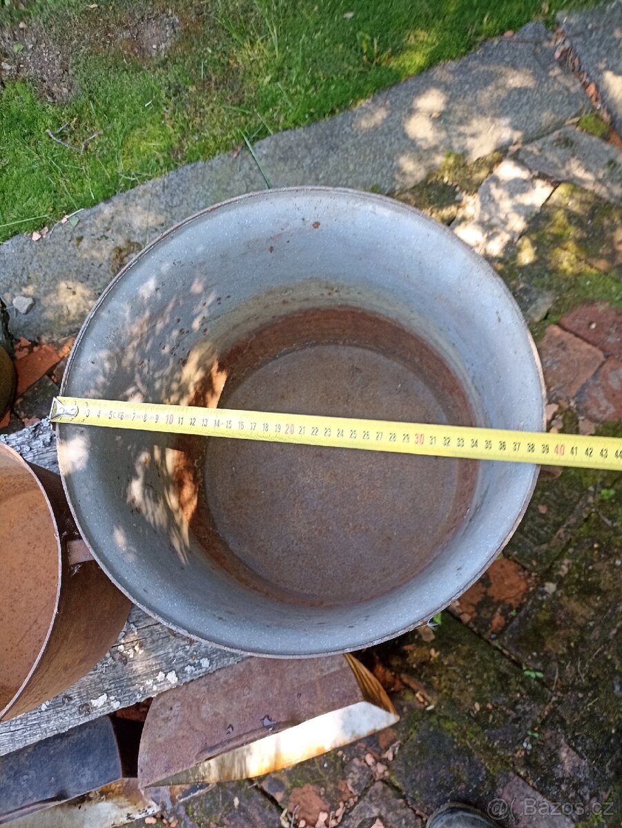 Set starých litinových hrnců "Železňáků" a pekaců "Husáků - 3