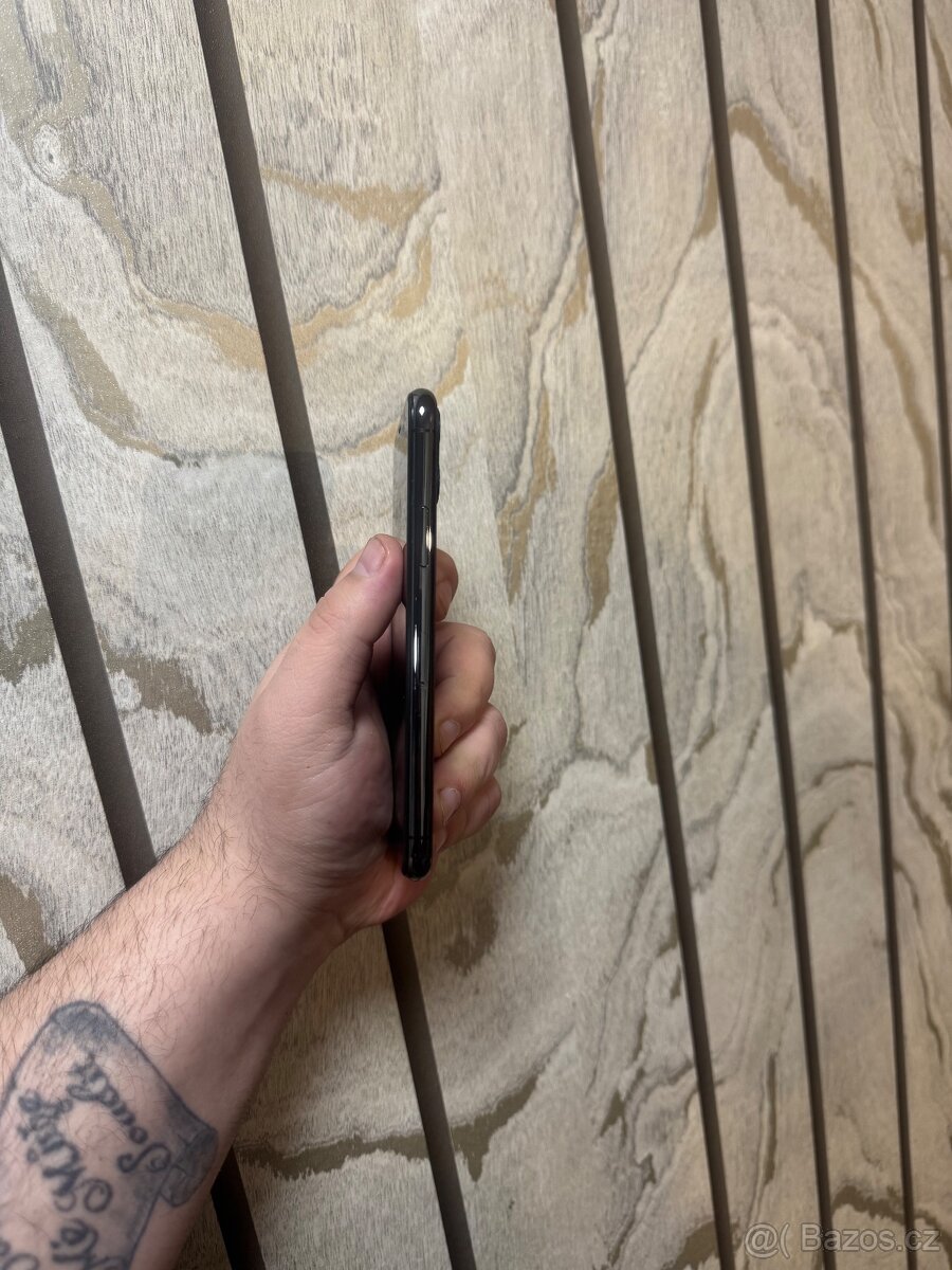 iPhone 11 pro top - 3